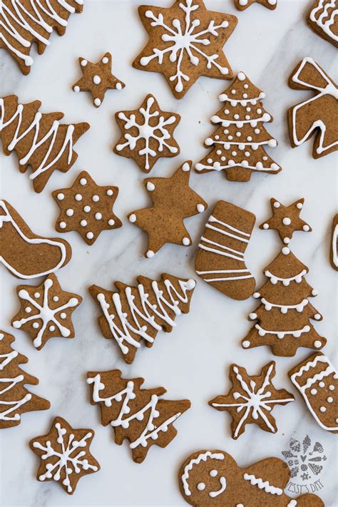 Recipes that are perfect for a christmas cookie plate, from snickerdoodles and chocolate crinkles to gingerbread men and sugar cookies. Gingerbread cookies - chewy, soft and delicious | Vessy's day