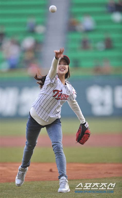 Entert4inment Son Yeon Jae With Baseball Pitch