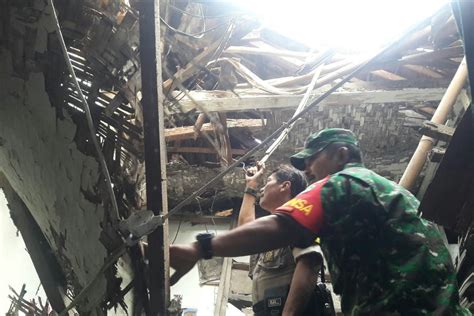 Patimpus adalah anak tuan si raja hita, pemimpin karo yang tinggal di kampung pekan (pakan). 1 Rumah Roboh dan 5 Orang Terluka di Kampung Pulo Geulis ...