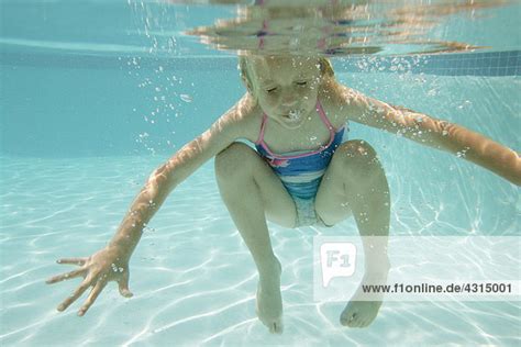 Unterwasseraufnahmejungschwimmenmädchen Lizenzfreies Bild Bildagentur F1online 4315001