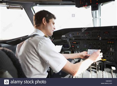 La Vérification Des Pilotes Masculins Dans Logbook Airplane Cockpit Photo Stock Alamy