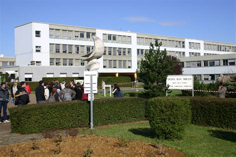 Lycée polyvalent jean moulin 2, avenue charles de gaulle 93150 le blanc mesnil tél. Cité scolaire Jean Moulin