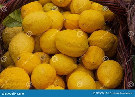 Canasta Llena De Limones De Colores En Un Mercado De Alimentos Imagen