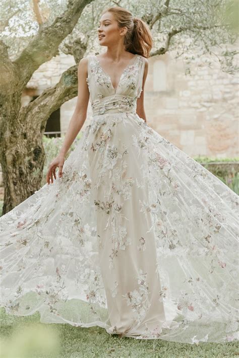 20 Extraordinary Floral Wedding Dresses Millennial Brides Will Love