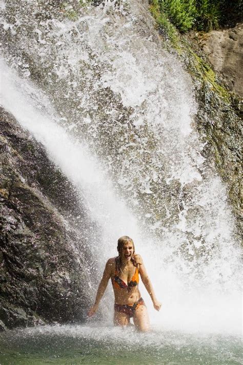 Glückliche Frau Unter Wasserfall Stockfoto Bild Von Menschlich Nave