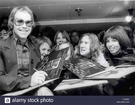 Lady, seamstress for the band pretty eyed, pirate smile. Un joven Elton John álbumes de autógrafos para los fans Foto & Imagen De Stock: 69458359 - Alamy