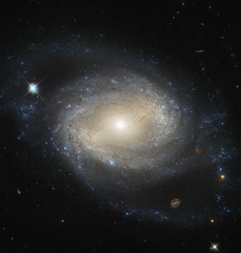 Hubble Snaps Beautiful Image of Barred Spiral Galaxy ...