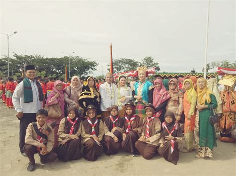 Kenakan Pakaian Adat Nusantara Ptk Mtsn 3 Kota Padang Meriahkan Hab Kementerian Agama Ri Ke 77