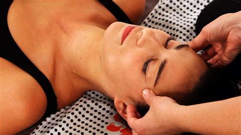 Learn How To Give A Shiatsu Face Massage From Shiatsu Practitioner