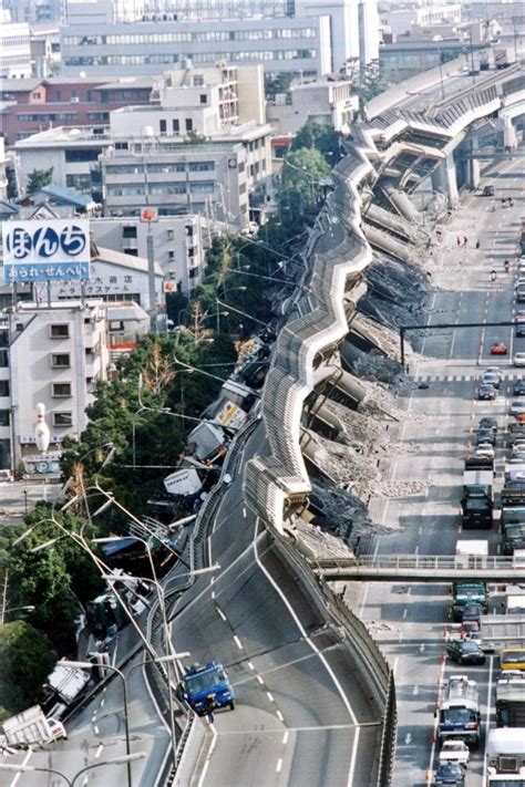 地震活動 / 地震活动 ― dìzhèn huódòng ― seismic activity. 阪神淡路大震災の日に | 春は花