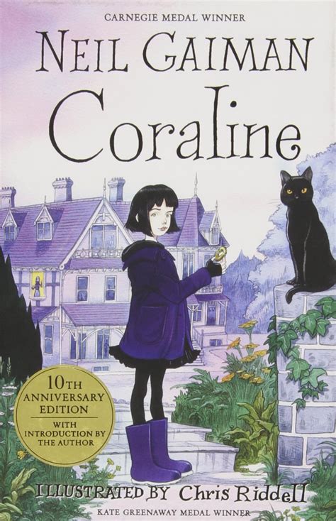 Relata la historia de coraline jones, una niña de 11 años que descubre una puerta secreta en su nueva casa y entra a una realidad alterna que la refleja fielmente de muchas formas. Top 5 de los mejores libros de Neil Gaiman