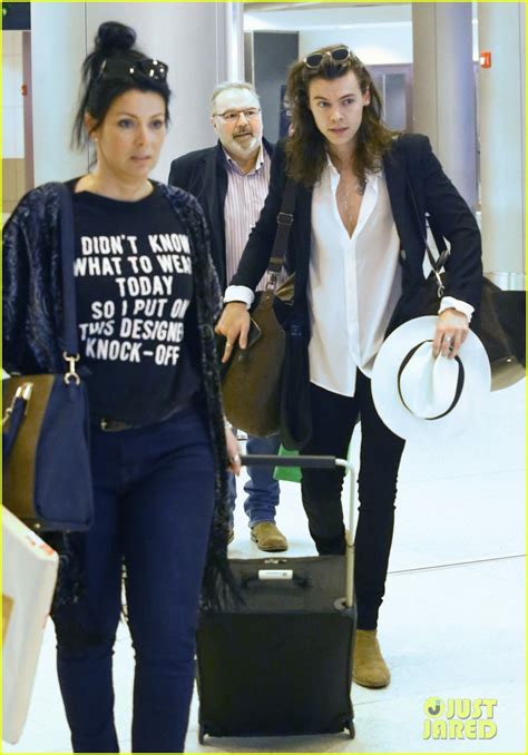 Harry Styles Jets Off To Miami With His Mom After Holidays Photo 3538672 Photos Just Jared