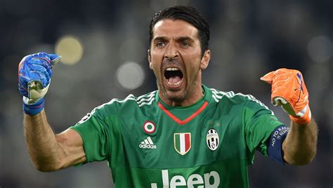 As gianluigi buffon lifted the coppa italia trophy aloft last night in reggio emilia in what will likely be his final game for juventus, his history with the trophy tells a story of his enduring. Gianluigi Buffon Italiaans keeper nummer één uit de ...