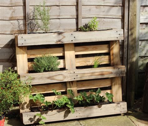 Floral And Feather Easy Diy Pallet Herb Planter