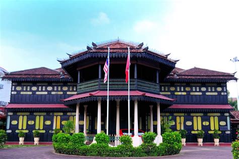 Guests can make sightseeing and travel arrangements at the tour desk, while laundry, car rental and shuttle services are available at additional charges. Istana Jahar, Kota Bharu | Istana Jahar or Jahar Palace ...