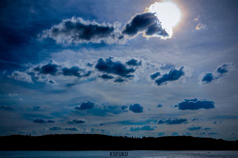 Einzelnes windrad mit bunten wolken. Blauer Himmel mit dicken Wolken Foto & Bild | landschaft ...