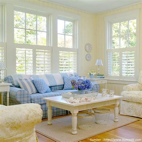 Penggunaan warna hijau dalam desain interior memang bisa memberikan efek menenangkan dan juga segar. Sofa Ruang Tamu dengan Warna Cerah - UrbanIndo - Rumah ...