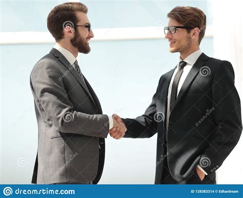 Hitta perfekta two people shaking hands bilder och redaktionellt nyhetsbildmaterial hos getty images. Two Business People Shaking Hands Stock Photo - Image of ...