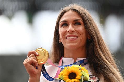 tokyo olympics valarie allman wins gold in women s discus