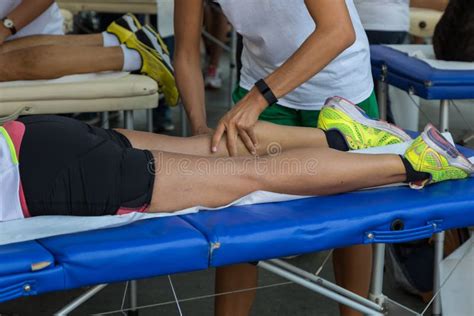 athleteand x27 s spierenmassage na sporttraining stock foto image of kneed masseuse 76465016