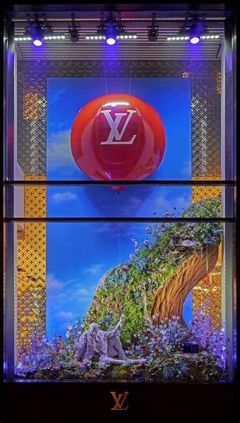 There are restaurants, cafes, boutiques, cinemas, theatres, and many others. Champs-Elysées - Winter 2020 | Boutiques, Paris, London