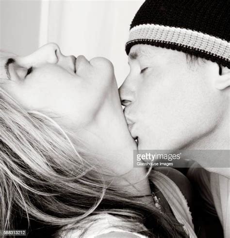 Kissing Neck Photos Et Images De Collection Getty Images