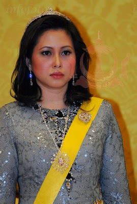 Azrinaz mazhar hakim istri ketiga sultan brunei yang diceraikan dengan pesangon sebuah. ! BUDAK KAMPUNG ONLINE !: Sultan Brunei Ceraikan Isteri ...