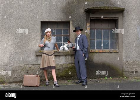 Un Jeune Couple Shabille Avec Des Vêtements De Style 1930 Ils Portent