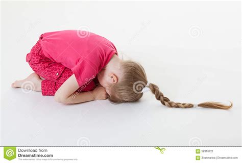 Petite Fille Pliant Et Fermant Ses Yeux Dans Le Positi D Accroupissement Image Stock Image Du
