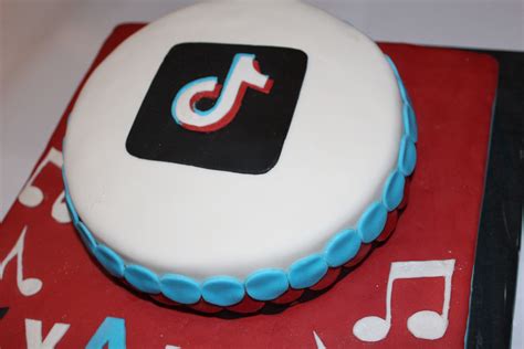 Take a look at 13 of the cutest tik tok cakes. TikTok cake 2 (With images) | Royal icing cookies, Cake ...