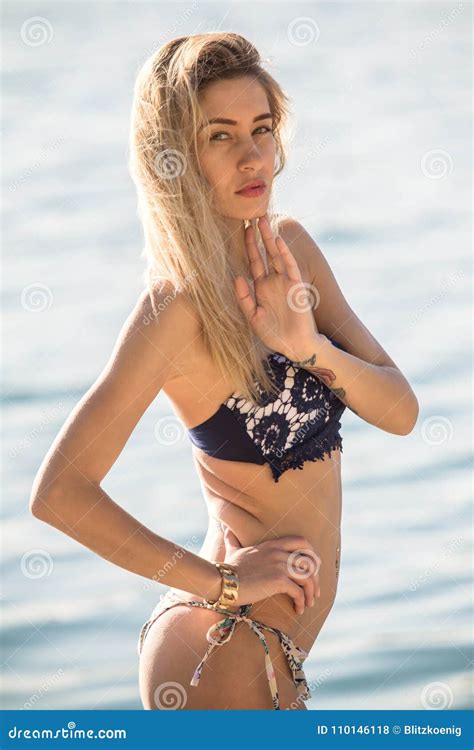 Sexy Frau Im Bikini Auf Seehintergrund Stockfoto Bild Von Meer Gr N