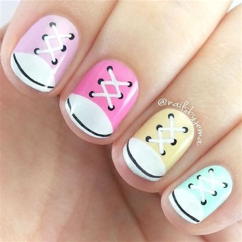 Diseños de uñas para niñas de corazones, flores, arcoiris, burbujas, rana, cupcake, nubes uña decorada con una jirafa muy bonita que tiene mucho detalle pero que puede llegar a ser una excelente idea para uñas largas. Ideas de uñas decoradas para niñas