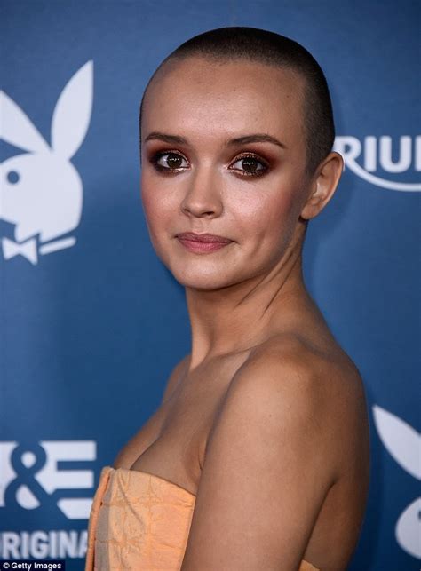 Olivia Cooke Shows Jennifer Morrison How It Is Done At Comic Con