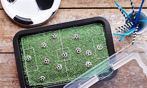 Der teig besteht aus einem lockeren but. Fussballfeld-Blechkuchen | Rezept | Schokokuchen ...