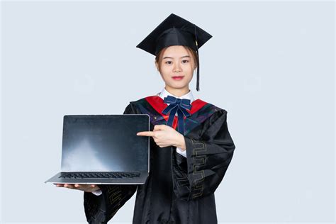 Background Foto Wisuda Mahasiswi Menunjuk Konten Laptop Jari Mahasiswa