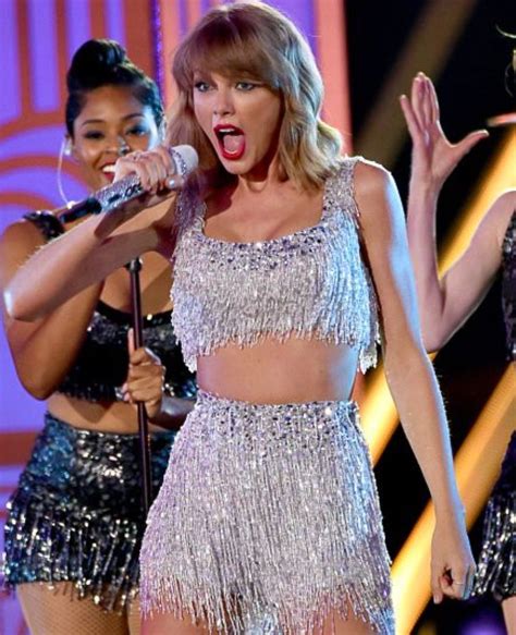 Taylor Swift Performs At The 2013 American Music Awards