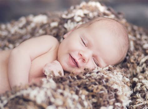 20 Foto Spettacolari Di Neonati Che Sorridono Durante Il Sonno