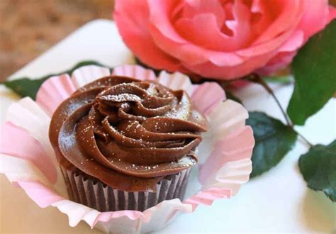 Buttermilk Chocolate Cupcakes With Mocha Buttercream Icing Tutorial