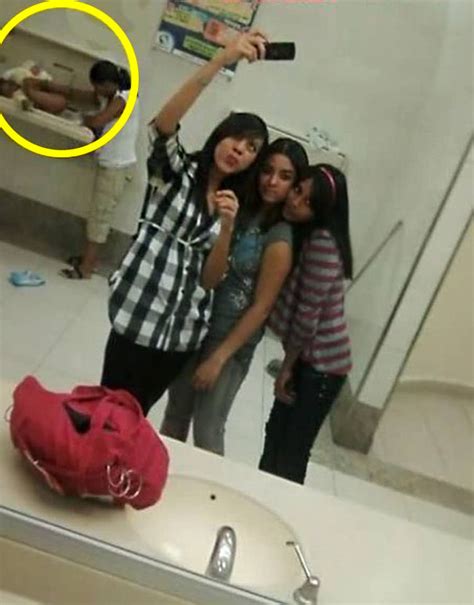 10 Of The Worst Selfie Fails By People Who Forgot To Check The