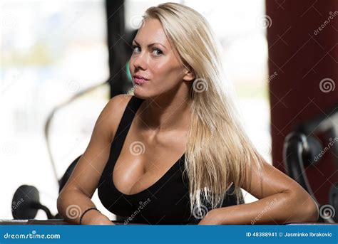 Portret Van Een Fysisch Vrouw In De Gymnastiek Stock Afbeelding Image