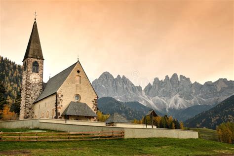 La Chiesa Di Santa Magdalena In Val Di Funes Con Il Gruppo Dolomitico