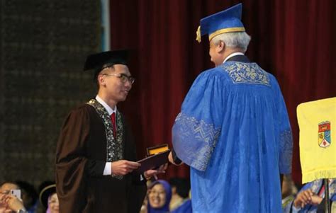 Program ijazah dikenali juga sebagai ijazah sarjana muda atau ijazah siswa. 7,021 Graduan Terima Ijazah di Majlis Konvokesyen UKM Ke ...