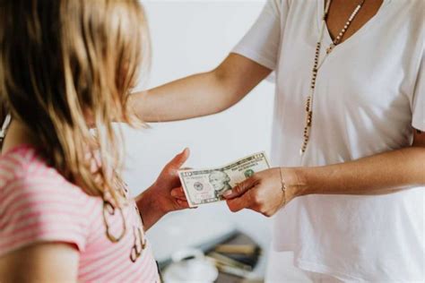 7 Alasan Tak Memberi Anak Uang Saku Besar Secukupnya Saja