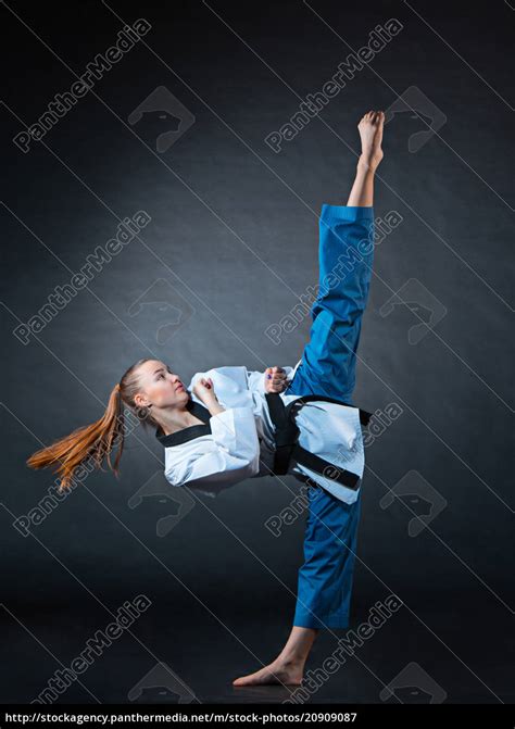 Das Karate Mädchen Mit Schwarzem Gürtel Lizenzfreies Bild 20909087 Bildagentur Panthermedia