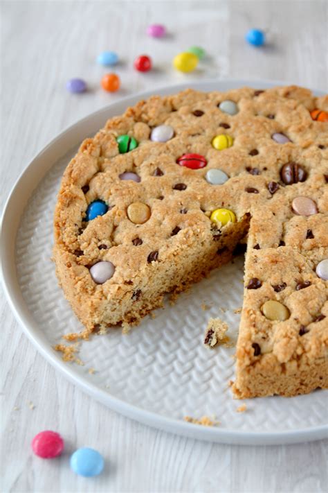 I nema šanse da vam ne uspije. Torta cookie con Smarties e M&M's