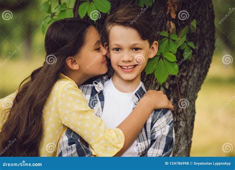 Petite Fille Embrassant Le Gar On Photo Stock Image Du Beau Amiti