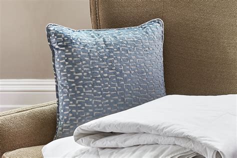 This pillow has all the perks of the standard evolution pillow (memory foam core, flat back, 360° support, adjustable toggles, washable cover) but also includes a center portion of cooling air circulation vents to keep you refreshed. Buy Luxury Hotel Bedding from JW Marriott Hotels - Velvet ...