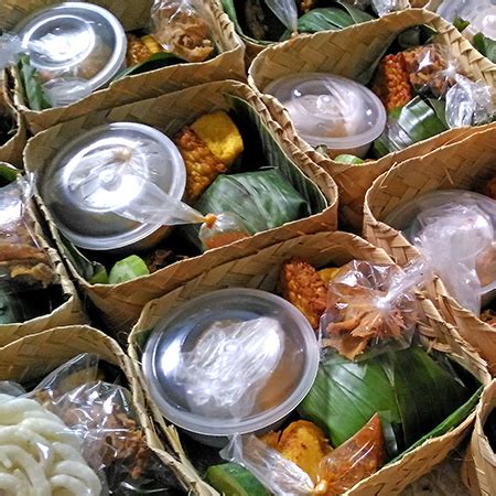 Buat kamu yang ingin mencobanya. Tempat Nasi Box Kekinian : 5 Nasi Kotak Kekinian Yang Lagi ...