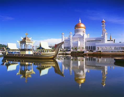 Lokasinya terletak di pusat kota, tepatnya di jalan mcarthur, bandar seri begawan. Sultan Omar Ali Saifuddien Mosque Photograph by David Kirkland