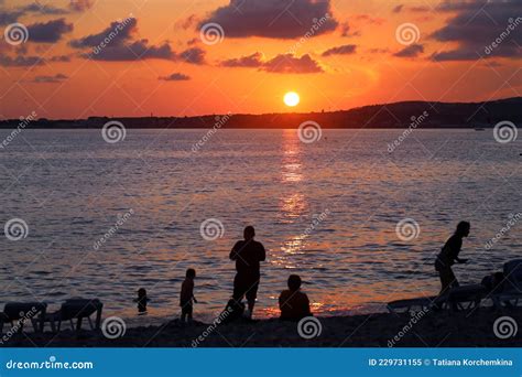 Hermosa Foto De La Puesta De Sol En El Mar Con Las Familias Imagen De